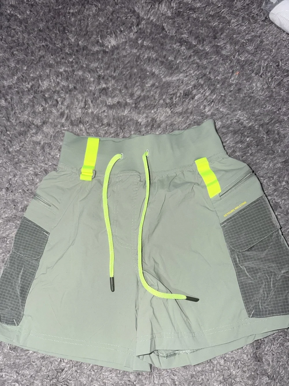 Lululemon Multi-Pocket Cargo High-Rise Hiking Shorts 5” Laurel Green